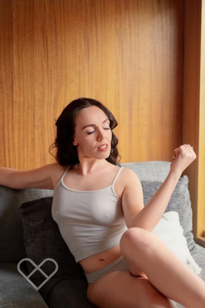 Evie Elysian portrait